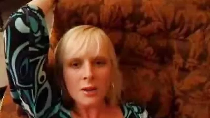 Questa candida donna ha mostrato le sue grosse tette davanti alla video sex amatoriali italiani telecamera.