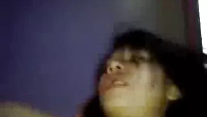 Si sdraia sul partner dall'alto e si sballa poorno amatoriale dal pene.