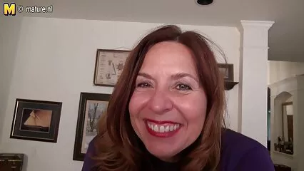 Signora matura cerca di venire accarezzando free porno amatoriale la figa con la mano.