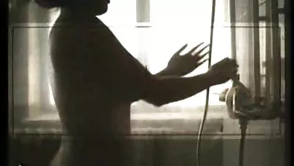 Con la sua xxx video amatoriali bocca volgare, la mora accarezza il cazzo.