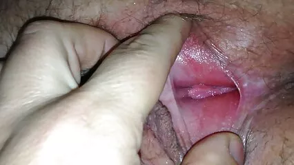 Un uomo esperto ha condotto un fisting video amateur italiani della vagina.
