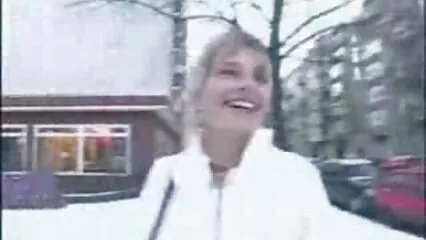 Una bionda spettacolare ha accarezzato il cazzo eretto del ragazzo. xxx coppie italiane