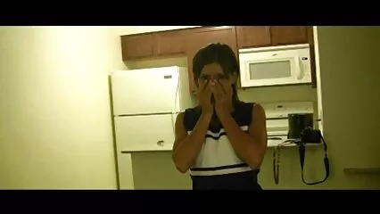 Una ragazza sexy si tocca tranquillamente la veri incesti amatoriali figa con le dita.