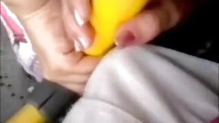 Aprì la bocca e leccò dolcemente il culo dell'uomo sul pavimento. amatoriali xvideo