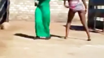 La ragazza si è data xxx casalinghi una figa pelosa da sgorbiare.
