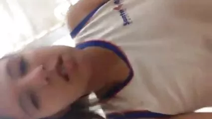 Studente xxx video amatoriali piuttosto nudo che beve tè in cucina.