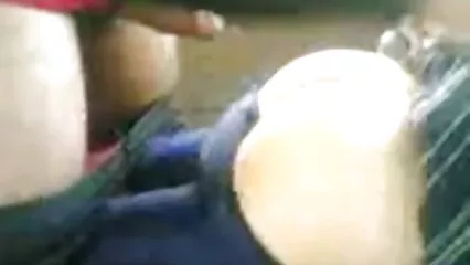 Uno stronzo intelligente ha scopato xxx amatoriale appassionatamente una ragazza in un taxi londinese.