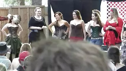 Puttana matura ed esperta succhia un mucchio di cazzi maschi video casalinghi xxx nella foresta.
