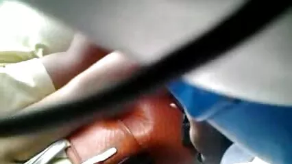Si è tirato giù i jeans e ha scopato una donna in camera video sex amatoriale da letto con un'erezione potente.