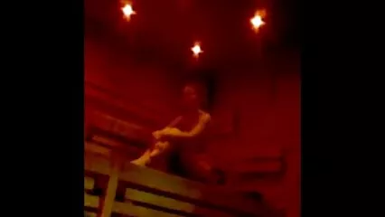 Gemendo di piacere, la video sex amatoriali italiani rossa si masturba la figa.