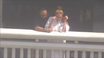 La sexy cutie dai capelli neri è venuta da suo nonno per video sex amatoriale fare sesso.