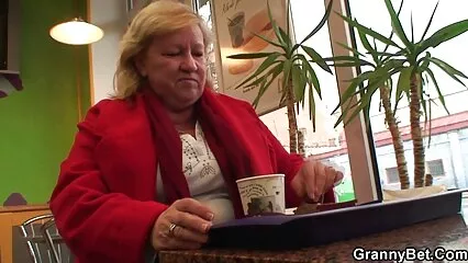 Un uomo in ufficio ha video x amatoriale scopato una bella studentessa.