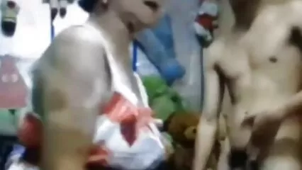 Ragazza scura e sexy si muove su un video porno amatoriale fatto in casa cazzo di gomma.