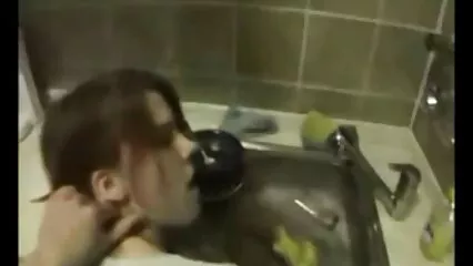 Figa bionda appetitosa al vapore nella vasca da xxx mature amatoriale bagno.