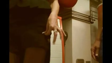 Chikulya con un dildo davanti a una webcam video amatoriali fatti in casa gratis ottiene orgasmi.