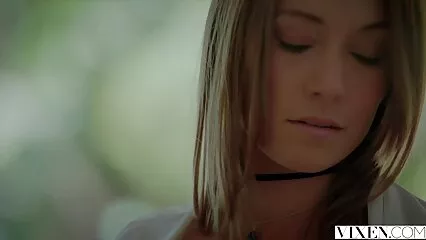 Abile cagna parla al xxx moglie amatoriale telefono e scopa con il suo amante.