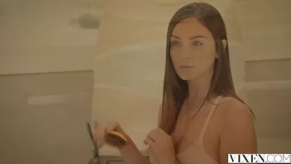 La amatoriale xxx bruna si è tolta i vestiti e ha voluto fondersi con la natura.