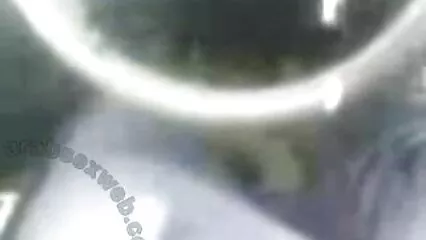 Una pecora grassa ha messo video amatoriali porn il culo sotto un uomo di colore sul divano.