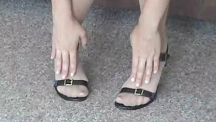 Inserisce mature amatoriali xxx un dildo nella moglie e scopa con pressione.
