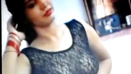 Ragazza video amatoriali porn attraente si masturba la figa pelosa.