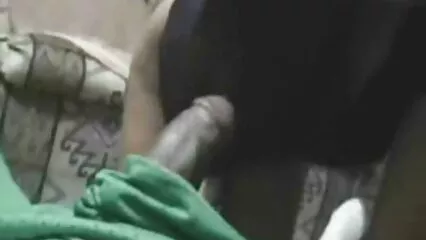 Il capezzolo succhia diligentemente e si lascia impalare su video porno amatoriali nuovi un duro erezione.