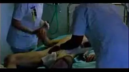 Affinché il membro penetri al massimo, la cagna allarga i panini porn video amatoriali con le mani.