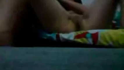 La figliastra becca il patrigno film porno amatoriale a masturbarsi e aiuta a soddisfarlo.