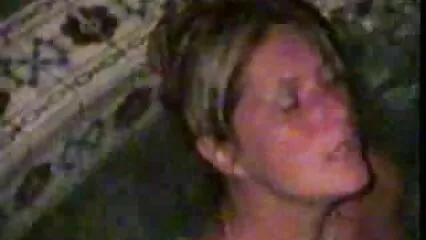 Amante caldo amatoriale pornografico allunga un culo solido di una ragazza sexy.