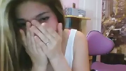 Bella bionda video pirno amatoriali geme per il sesso con un hot dog.