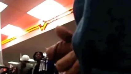Dopo essersi masturbato, ha sparato video amatoriale nel culo a una bionda con lo sperma in bocca.