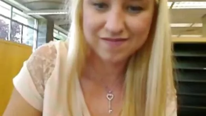 Bellezza afosa video amatoriali italiani sex che si sditalina la fica sott'acqua con le mani.
