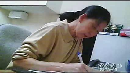 Un membro forte della lotta video amatoriale hard gratis penetra nella figa rasata di una ragazza.