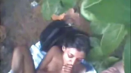 Pyshechka succhia un cazzo di gomma video sex amatoriale e lo inserisce tra le sue tette.