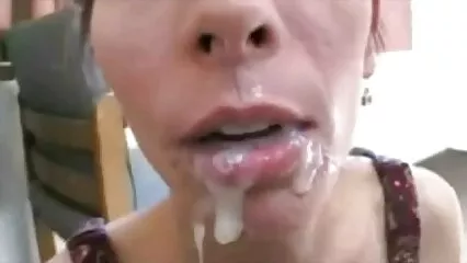 Una folla video pirno amatoriali di maschi ha scopato una puttana in bocca e ha finito lo sperma in un bicchiere.