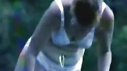 Con una protuberanza lubrificata, il donnaiolo scopa abilmente video prono amatoriali italiani due zie sul letto.