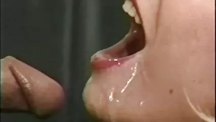 Un amante del relax piegato con il cancro per un pene. xxx amatoriale