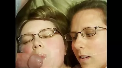 La ragazza formosa accarezza diligentemente la figa amatoriali video xxx a casa.