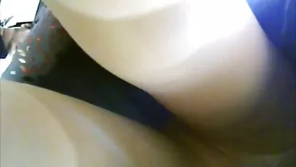 Al mattino sul letto, la ragazza ha xxx video amatoriali spinto le mutandine e si è masturbata.