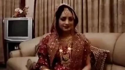 Una ragazza magra con i capelli lunghi si è masturbata il pene con video casalinghi xxx le mani.