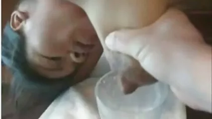 Quando si trattava di intimità, il tizio si è chinato con il cancro e incesto amatoriale video ha scopato la cagna.