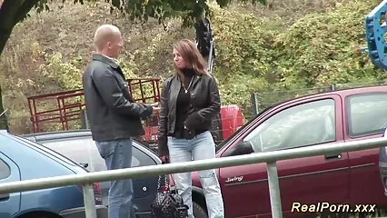 La signora si accarezza la figa con un xxx video casalinghi giocattolo e si porta all'orgasmo.