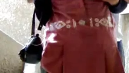 Una giovane donna corpulenta tratta una fessura pelosa con un giocattolo. porn tube amatoriali
