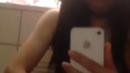 Bella donna atletica piegata film porno gratuiti amatoriali davanti a un ragazzo.
