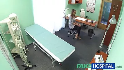 La calda bestia si è aggrappata alla sua fica video amatoriali orgasmi sul letto con un vibratore.