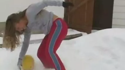 Una amatoriale porno free giovane donna arrapata ama scopare alla pecorina.