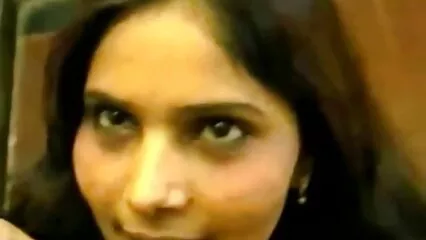 Una prostituta dai capelli lunghi ha portato un uomo video porno amatoriali nuovi in un appartamento in affitto.