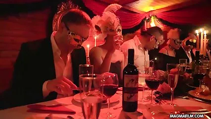 Una bionda snella film porno amatoriale si siede sopra il pene.