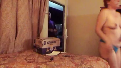 Ragazza nuda si masturba la figa su una video amatoriali xx macchina del sesso.