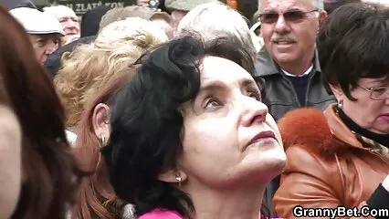 Una bella bionda xxx film amatoriali accarezzò un pene sporgente.