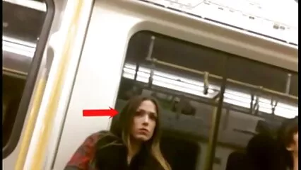 L'uomo diligente video xxx amatoriali ha schiaffeggiato la ragazza sul tavolo.